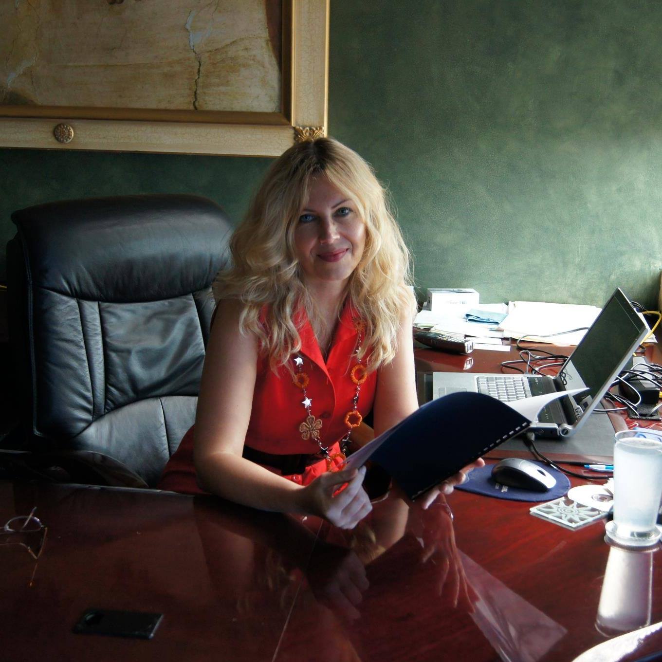 MY NAME IS TATIANA NAZAROVA, THE MORTGAGE MATCHMAKER, AND LICENSED MORTGAGE AGENT WITH PINEAPPLE FINANCIAL INC. (PINEAPPLE MORTGAGE) – LICENSE 12830 